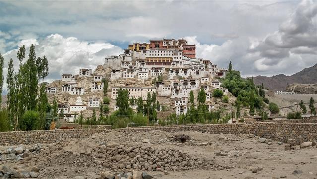 Das Kloster liegt in fast 3300 m Höhe auf einem Hügel im oberen Industal. Es wurde Anfang des 15. Jahrhunderts gegründet. Seine 70 Mönche gehören dem buddhistischen Gelugpa-Orden an. Die Klosteranlage erstreckt sich über 12 Stufen oder Terrassen den Hügel hinauf.
